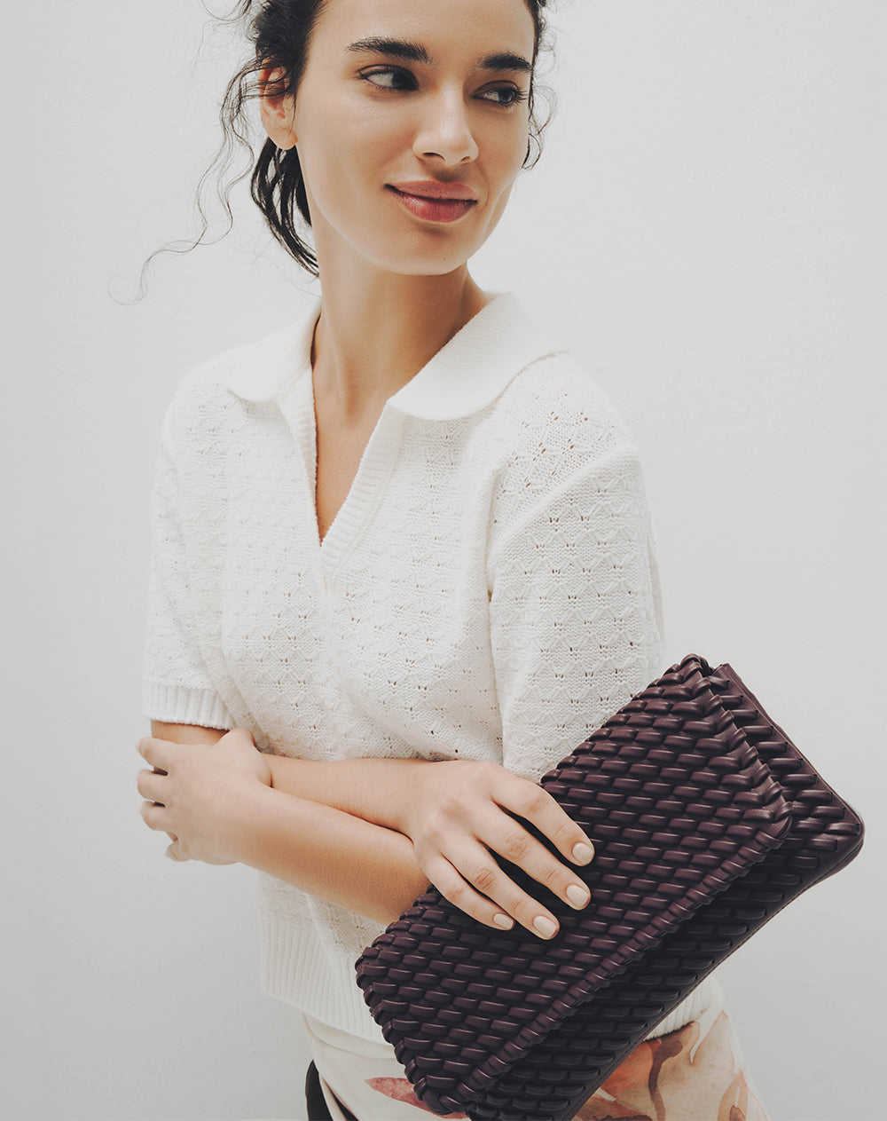 Bolso clutch trenzado café mujer