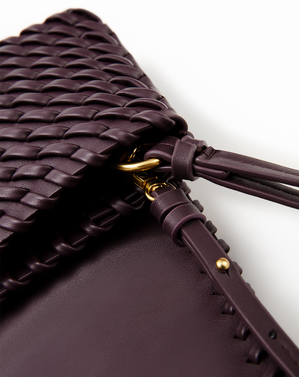 Bolso clutch trenzado café mujer