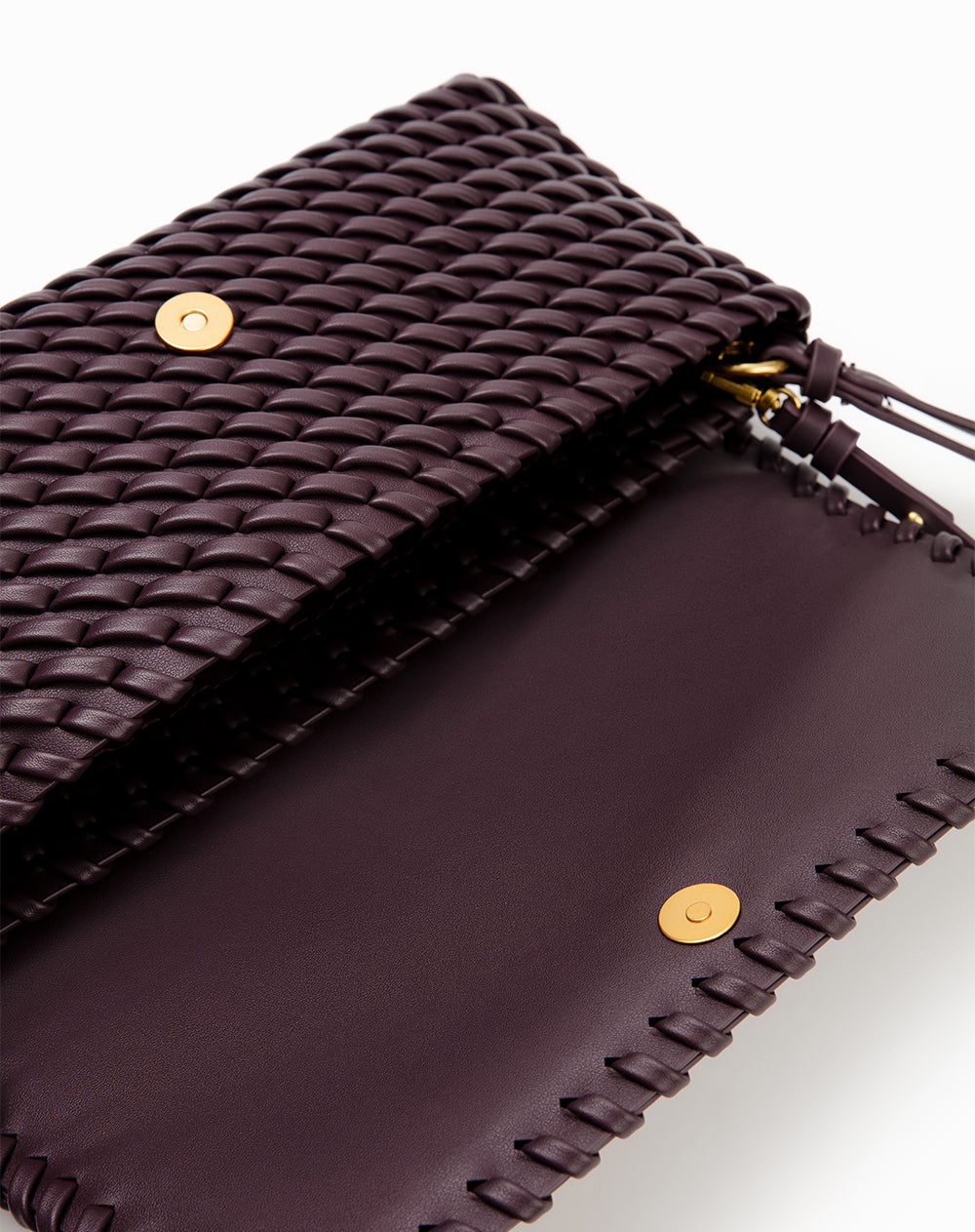 Bolso clutch trenzado café mujer