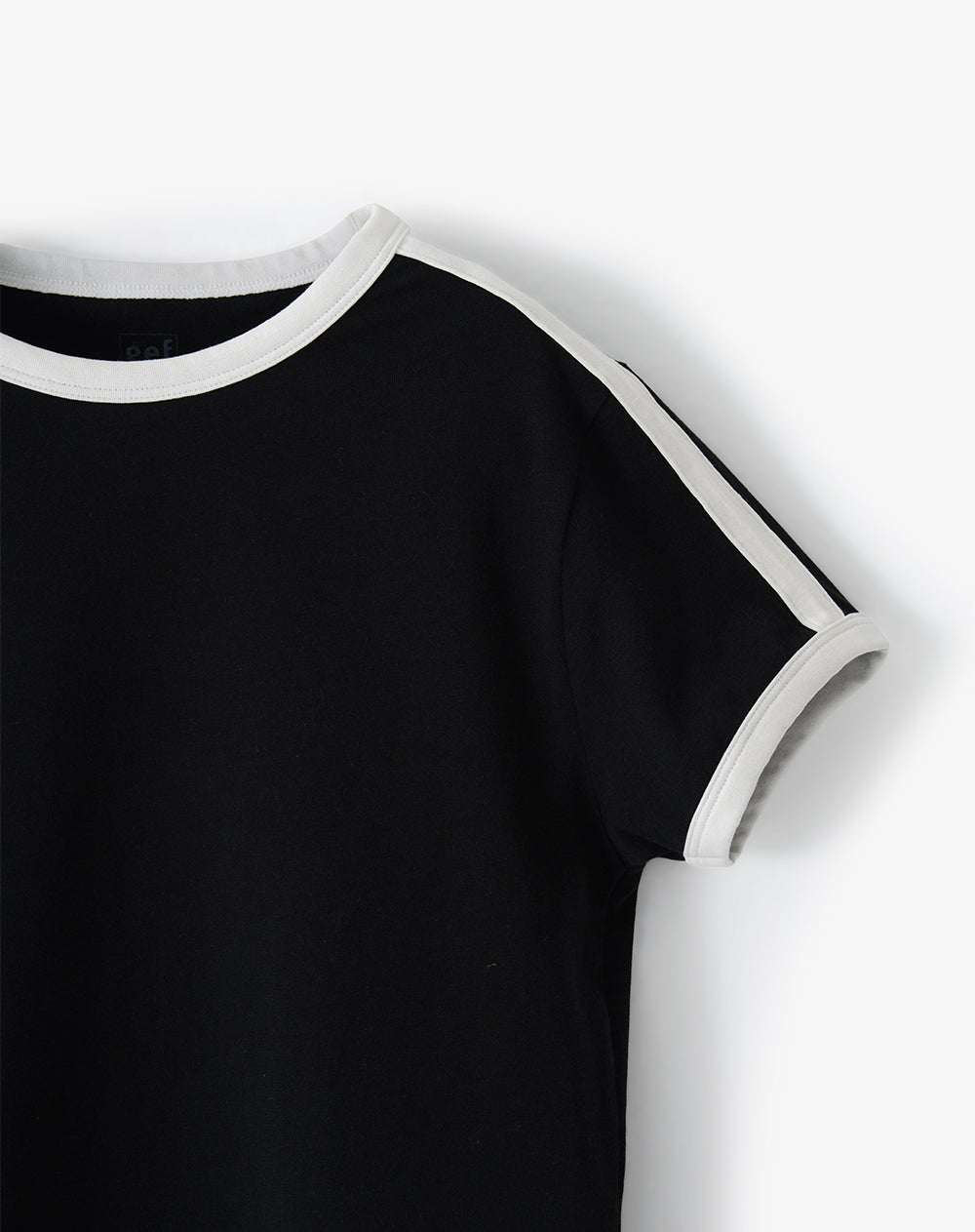 Camiseta slim fit manga corta negra