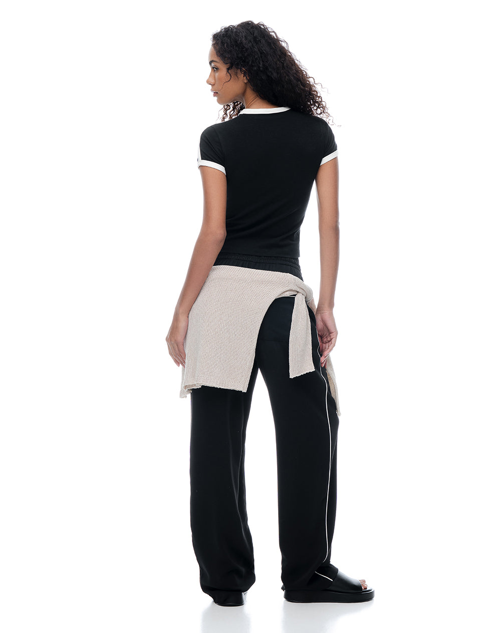 Camiseta slim fit manga corta negra