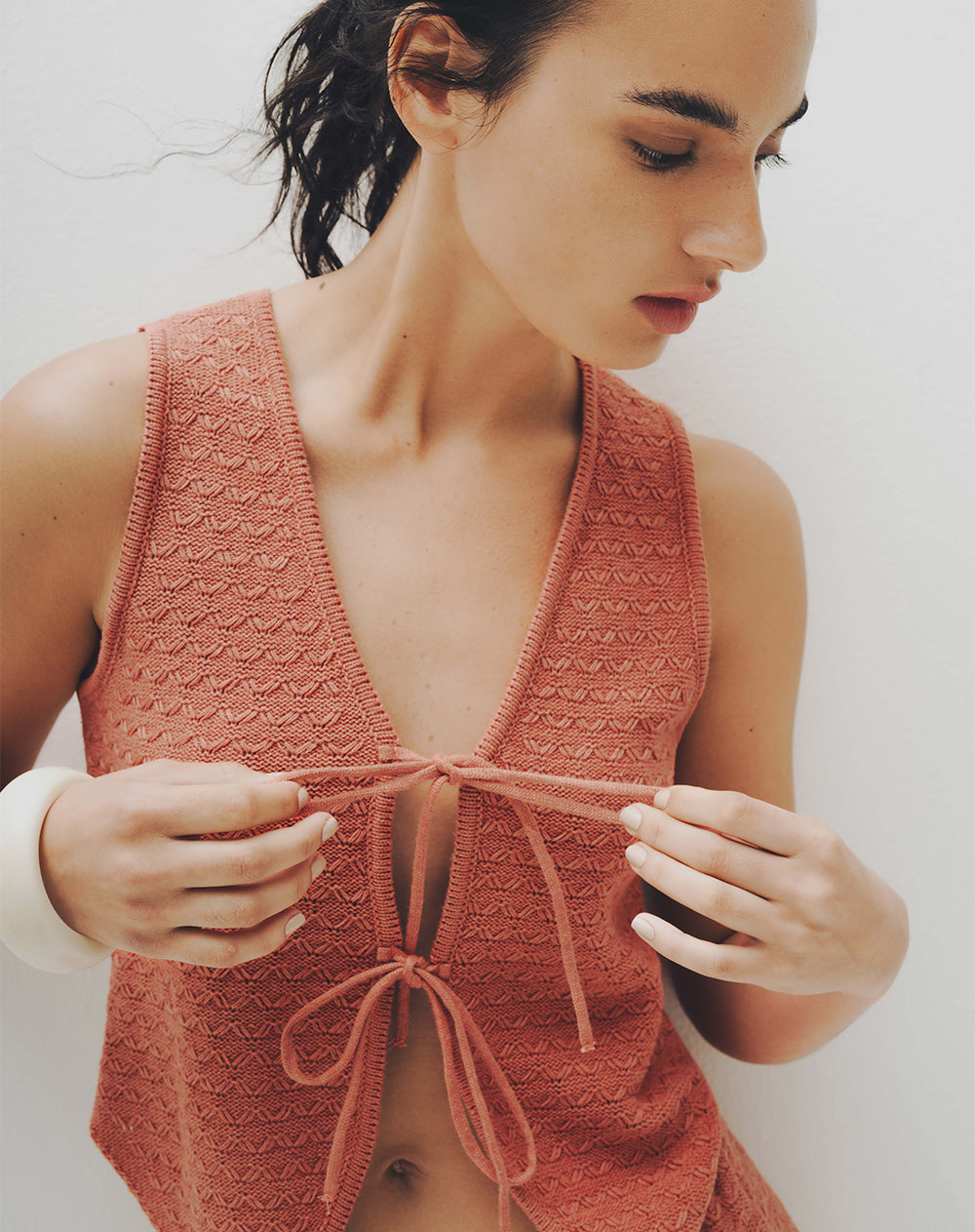 Chaleco tejido anudado terracota mujer