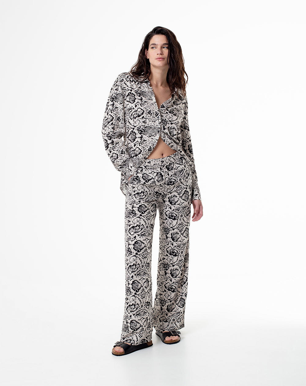 Camisa loose fit manga larga cruda estampada