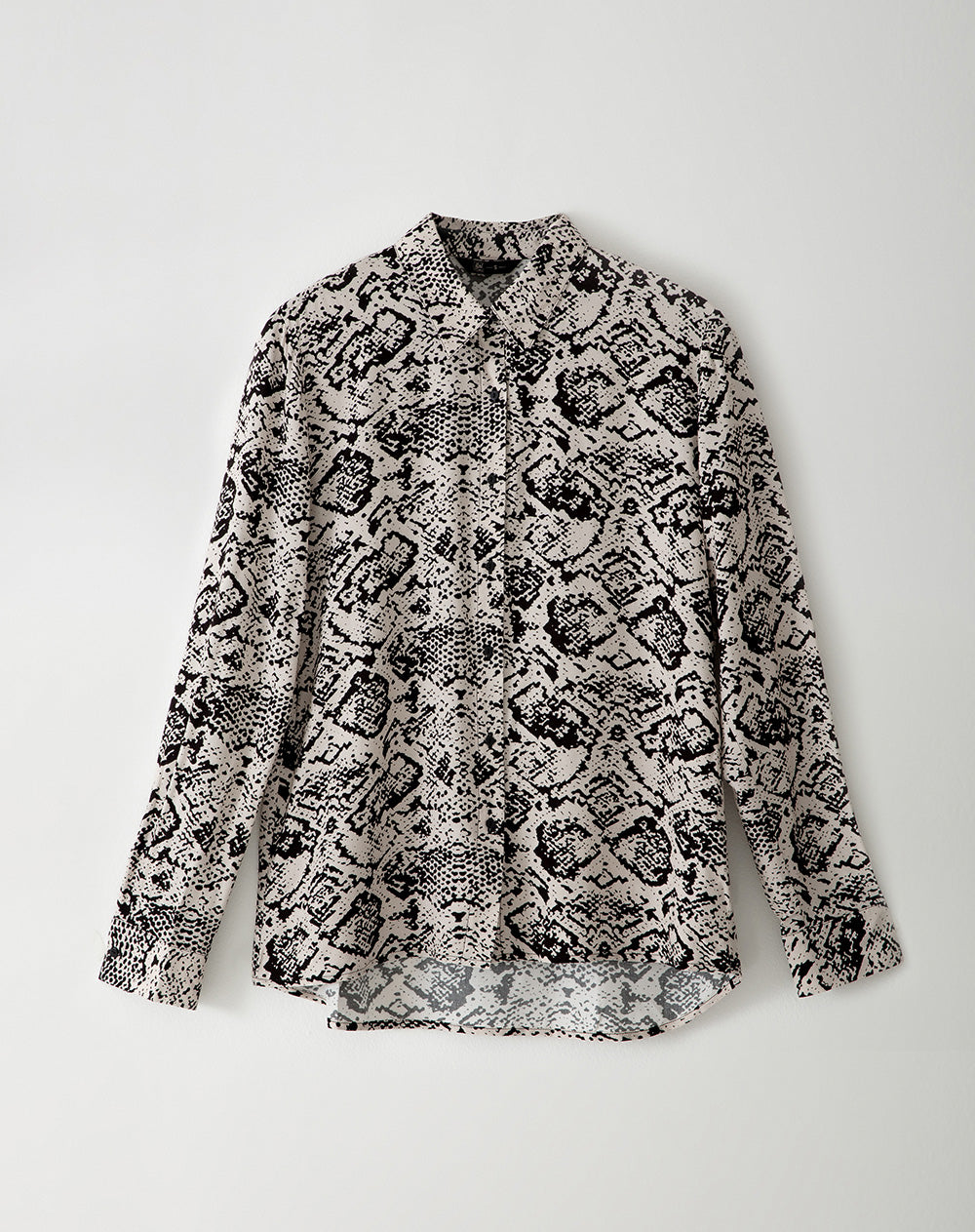 Camisa loose fit manga larga cruda estampada
