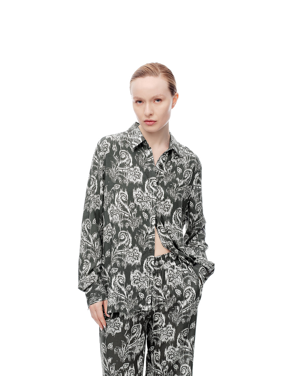 Camisa loose fit manga larga verde estampada