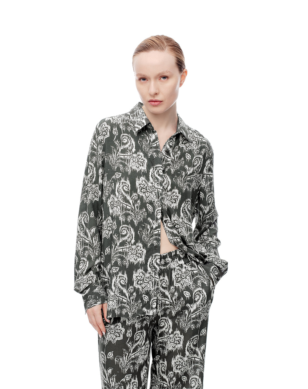 Camisa loose fit manga larga verde estampada