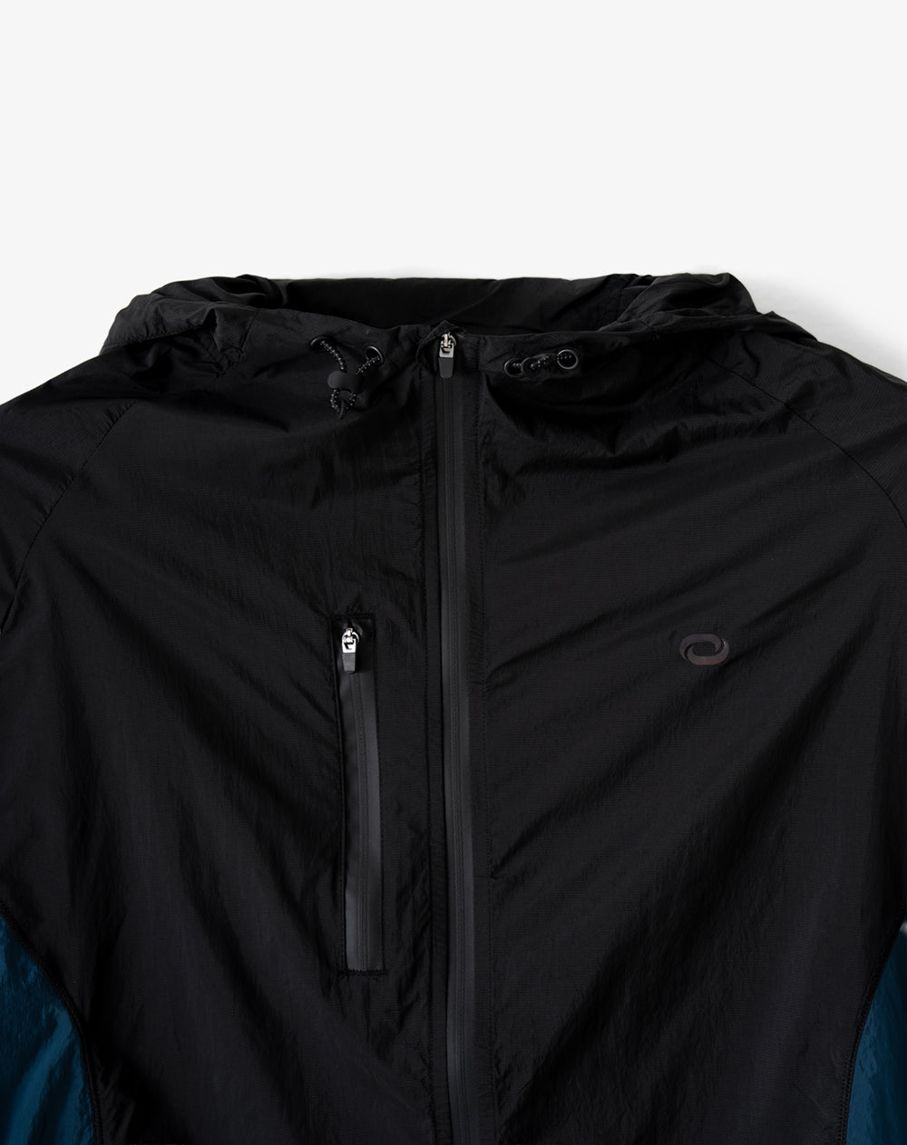Chaqueta regular con capucha negra hombre