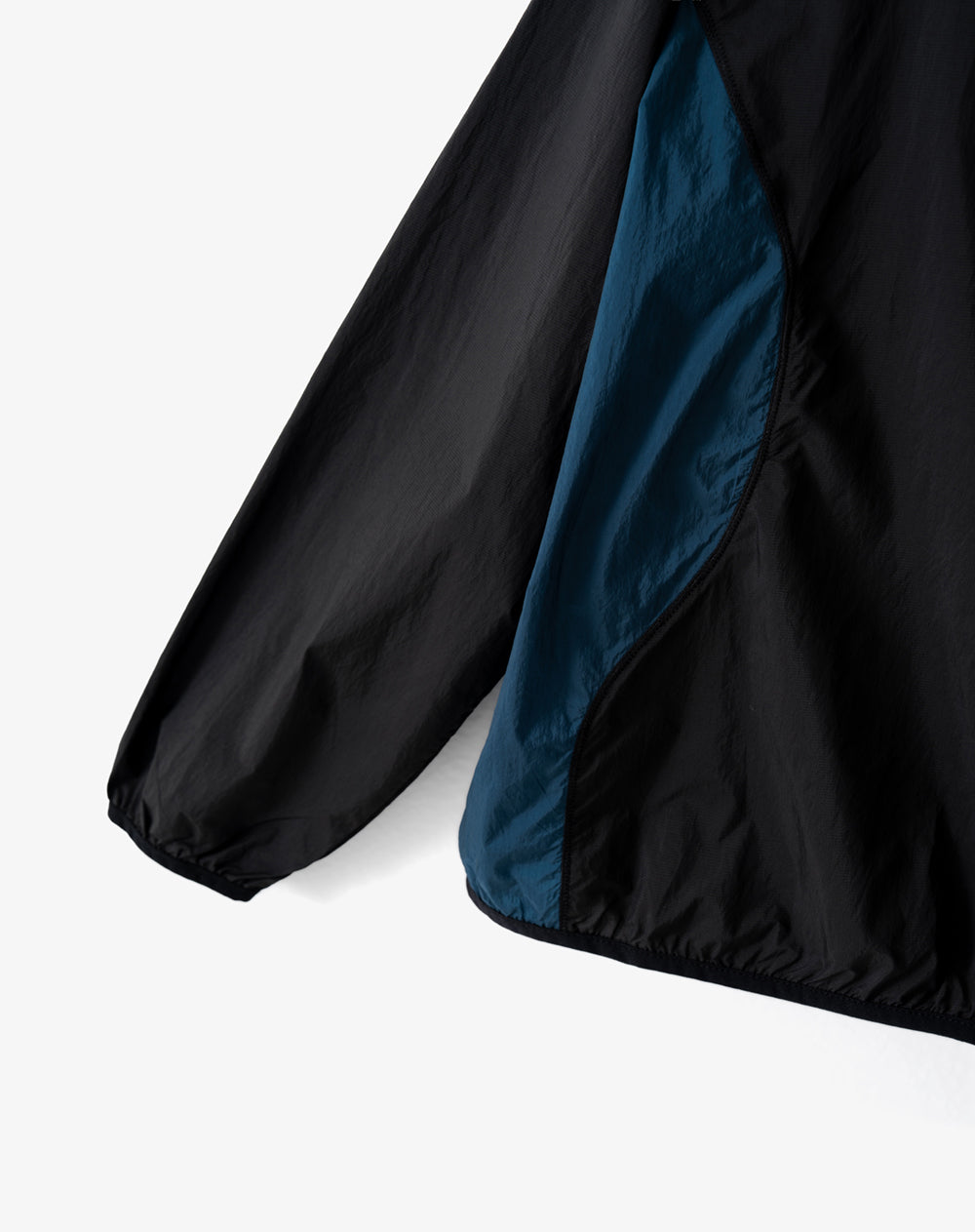 Chaqueta regular con capucha negra hombre
