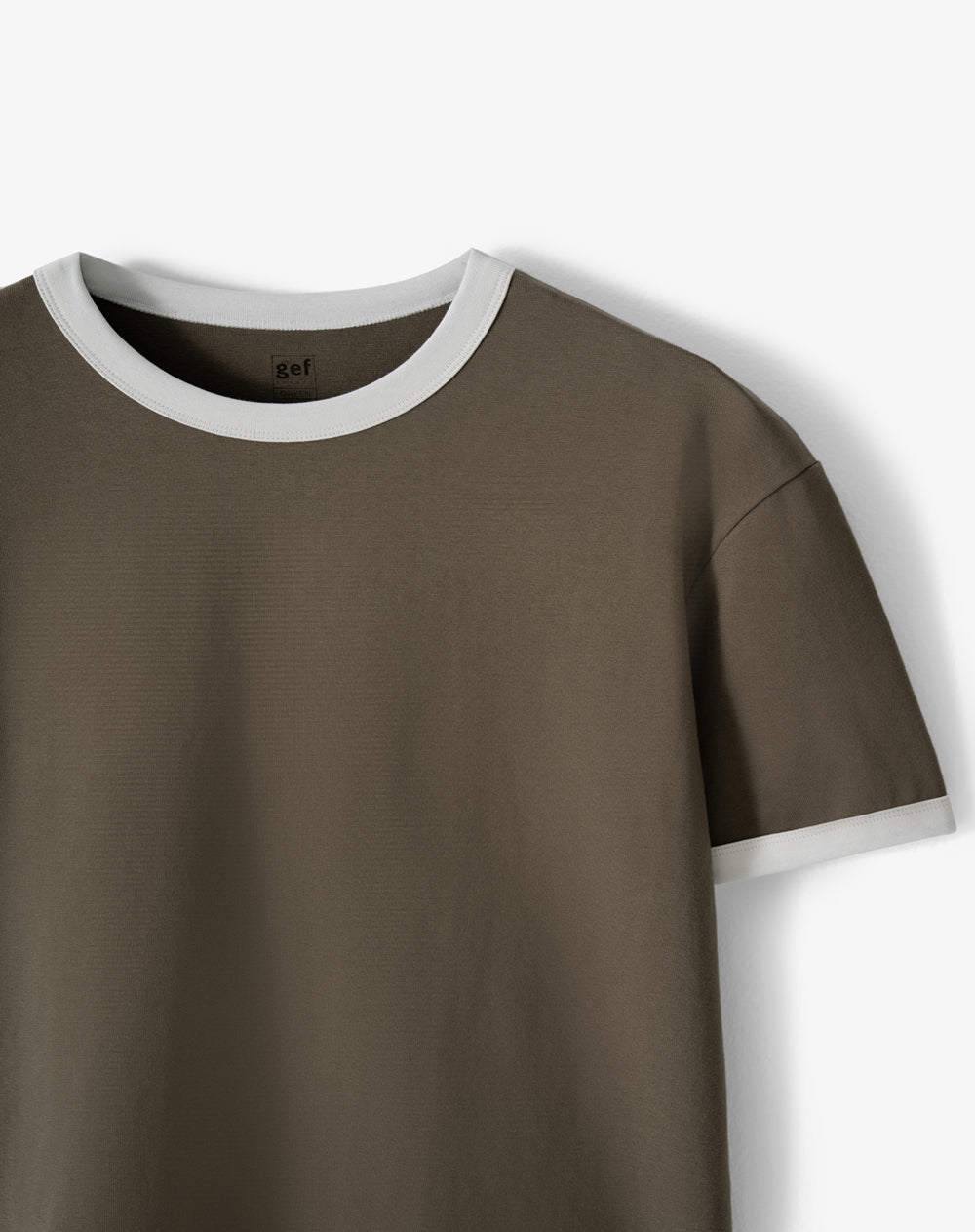 Camiseta regular café hombre