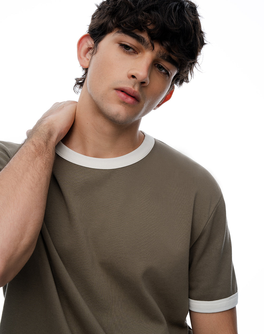 Camiseta regular café hombre