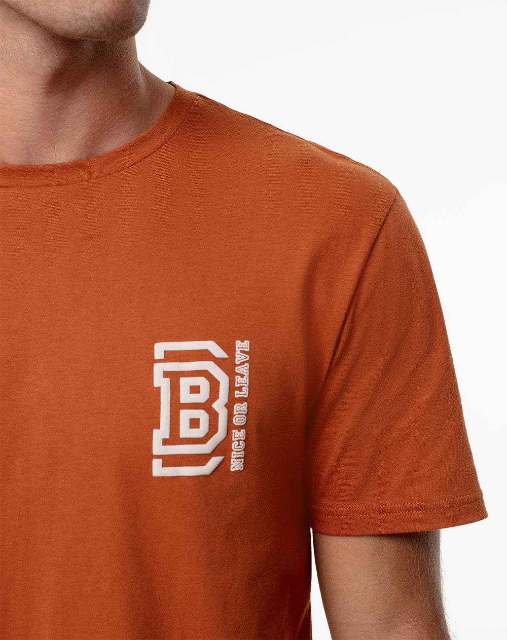 Camiseta slim fit manga corta café