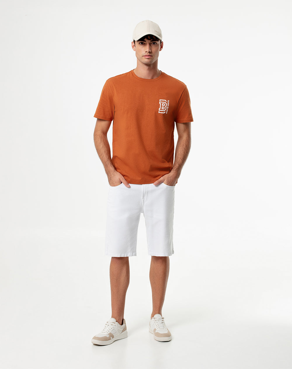 Camiseta slim fit manga corta café