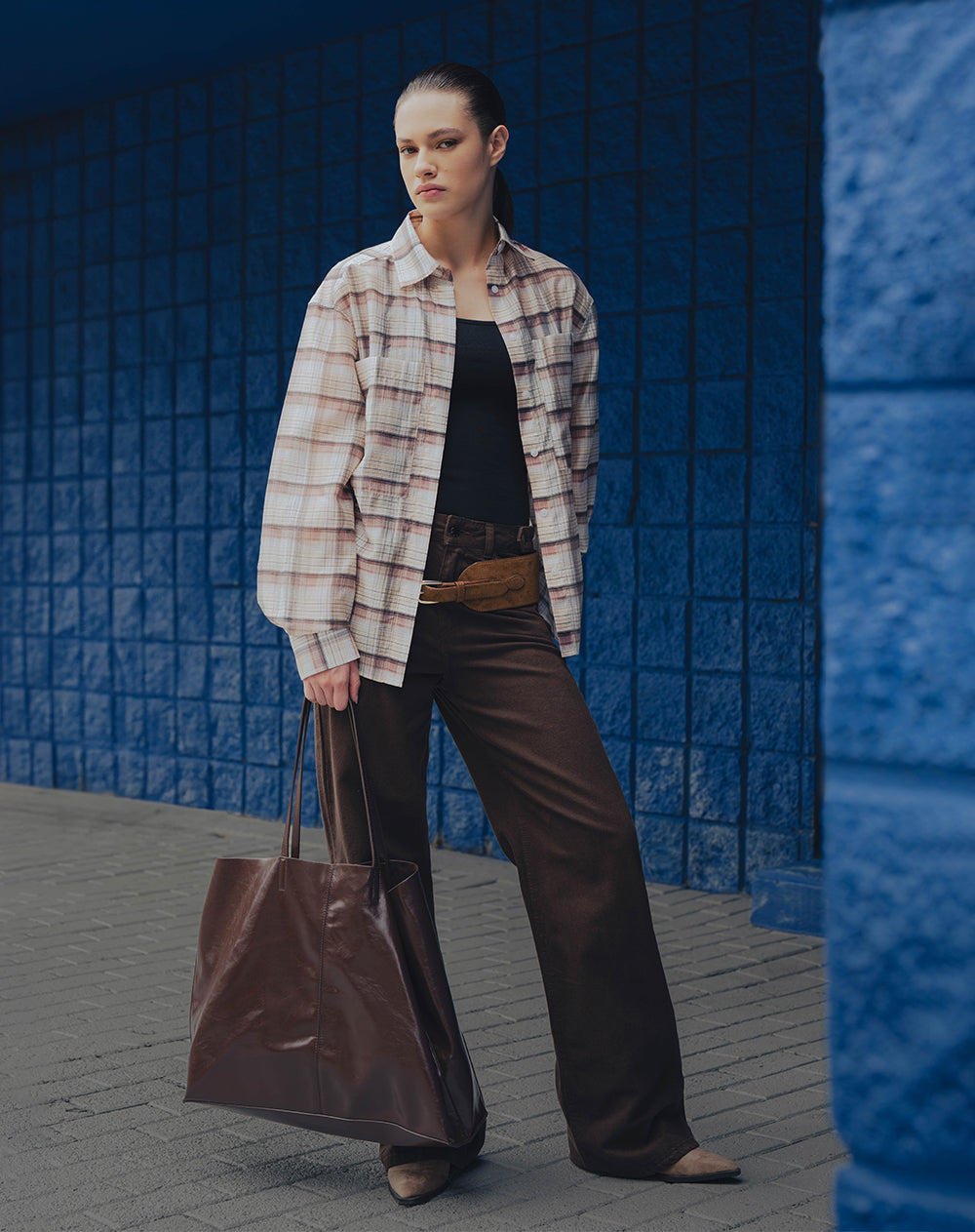 Maxi bolso shopper efecto charol café mujer