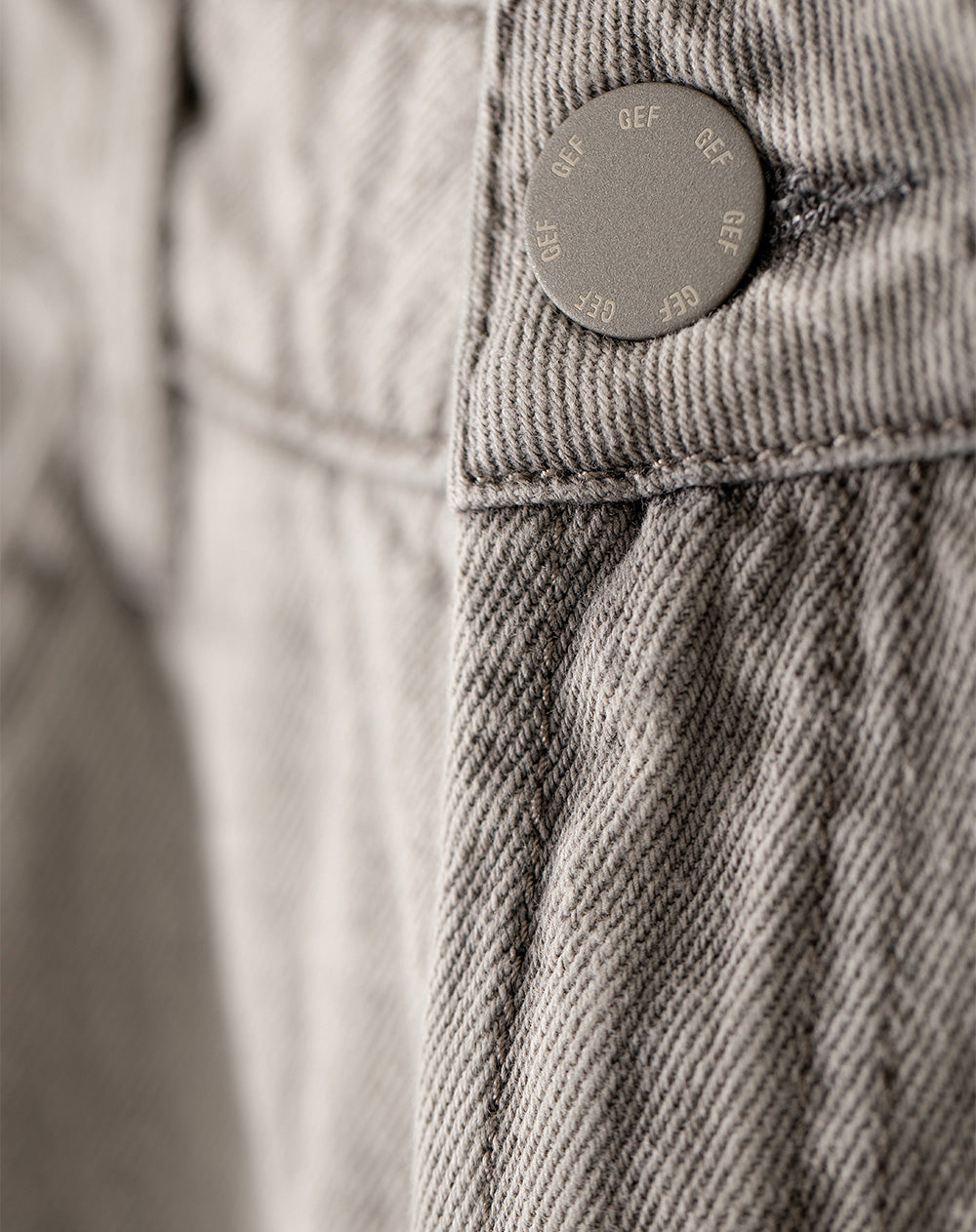 Jean regular fit tiro medio denim gris