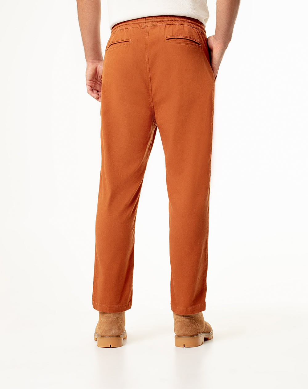 Pantalón regular fit tiro medio en drill cafe