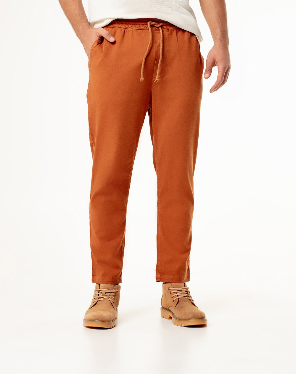 Pantalón regular fit tiro medio en drill cafe