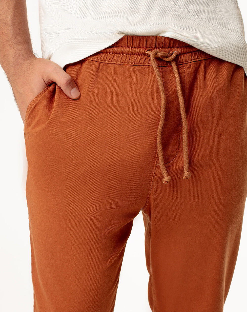Pantalón regular fit tiro medio en drill cafe