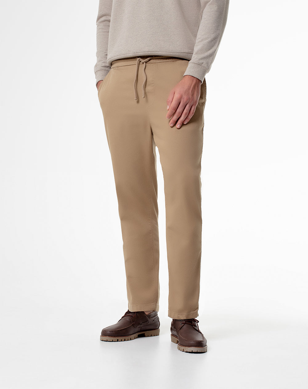 Pantalón regular fit tiro medio en drill habano