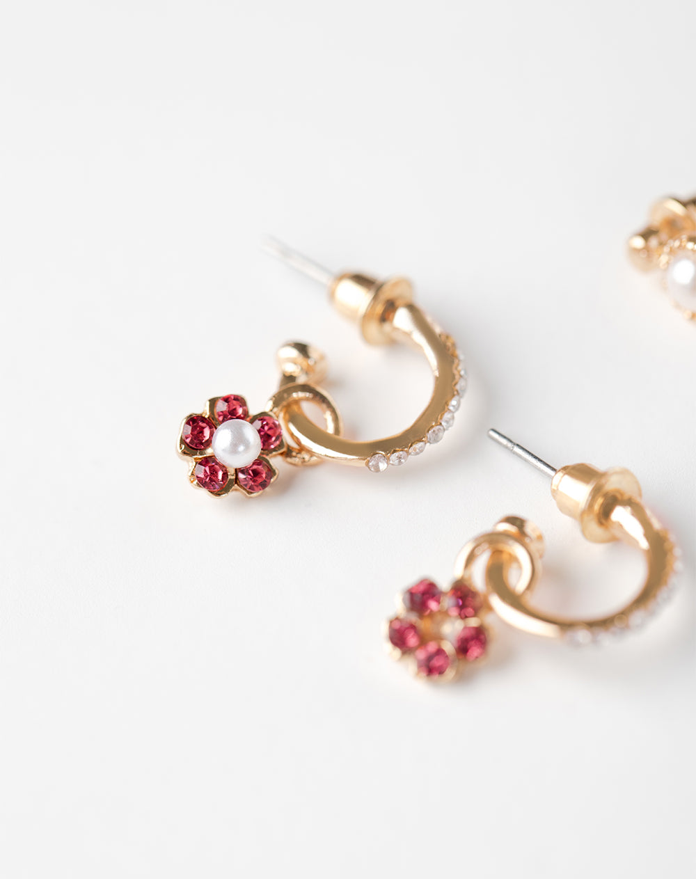 6 pares de aretes dorados