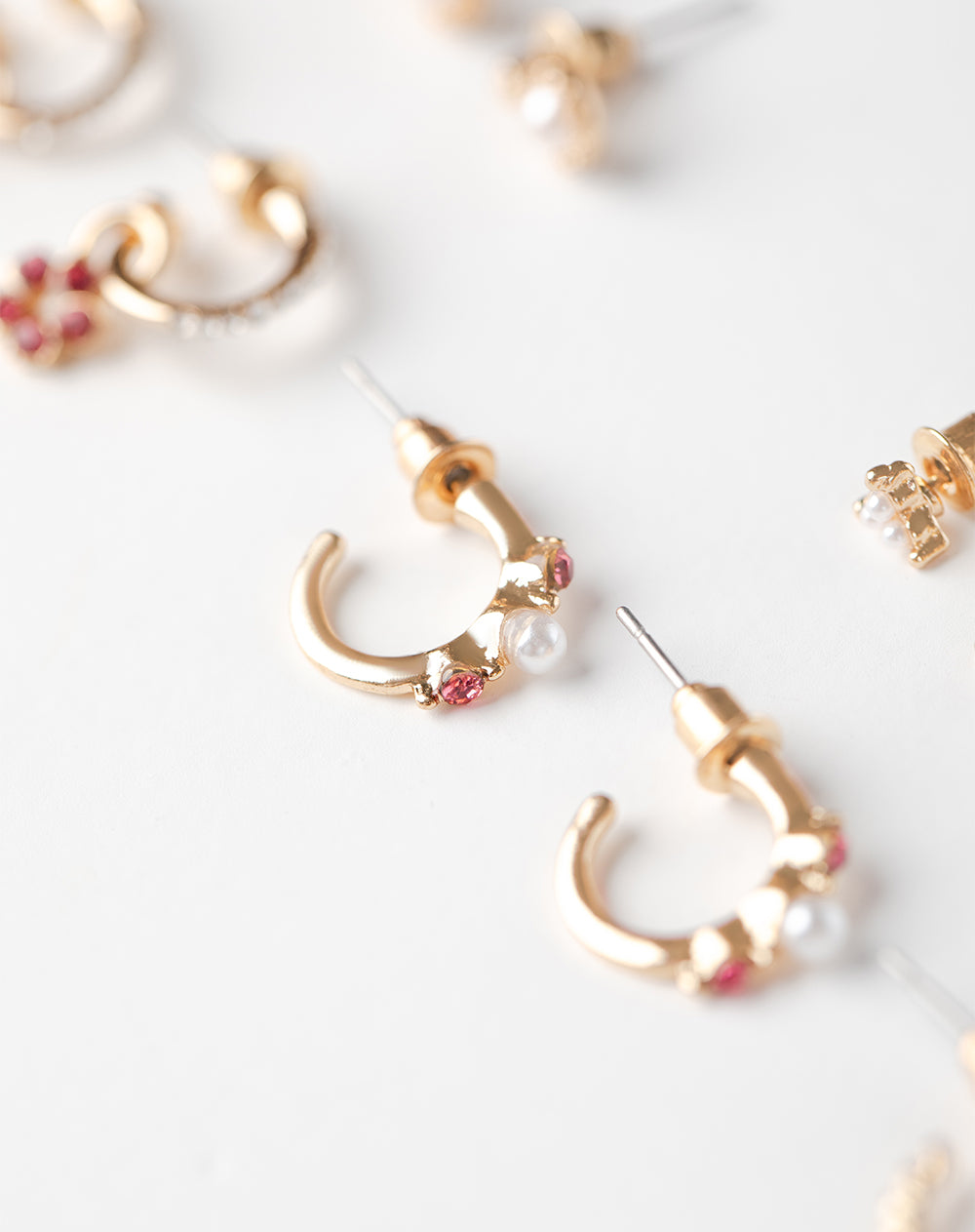 6 pares de aretes dorados