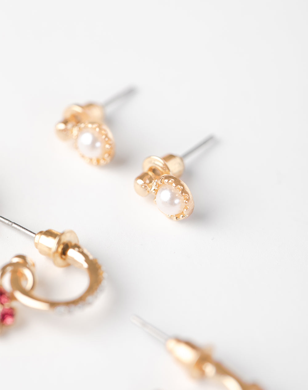 6 pares de aretes dorados