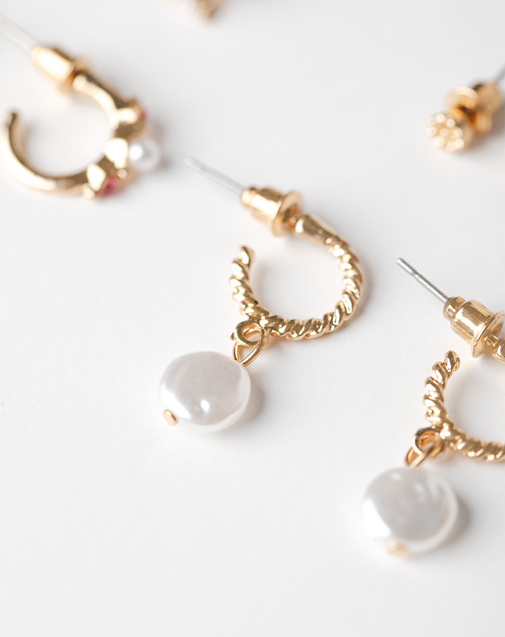 6 pares de aretes dorados