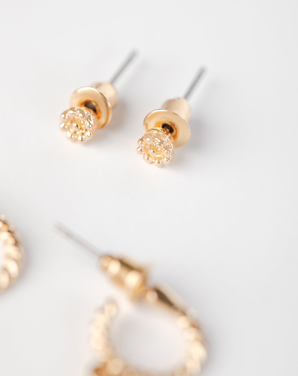 6 pares de aretes dorados