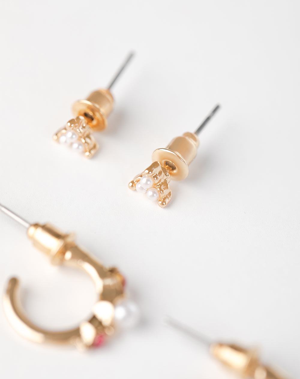 6 pares de aretes dorados