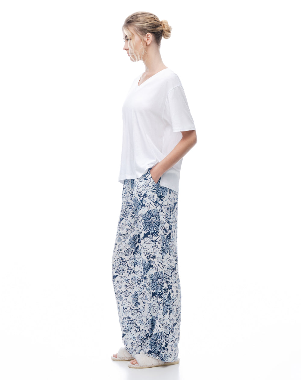 Pantalón relaxed tiro medio azul estampado mujer