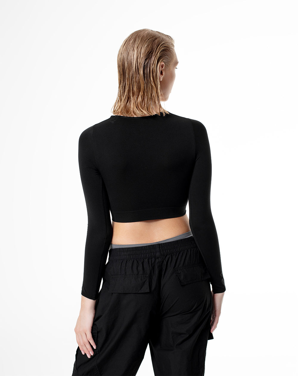 Camiseta cropped fit manga larga negra