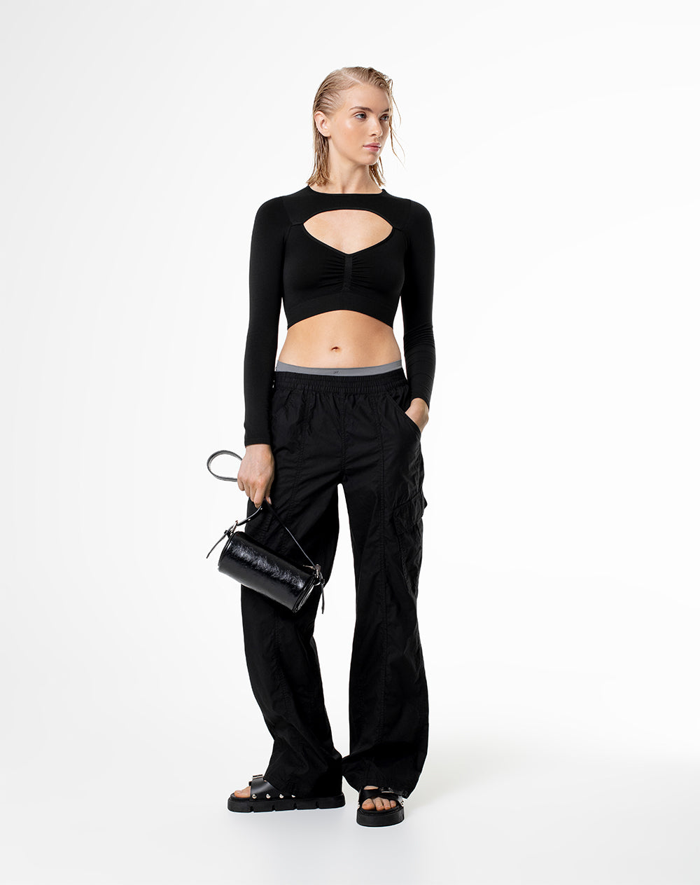 Camiseta cropped fit manga larga negra