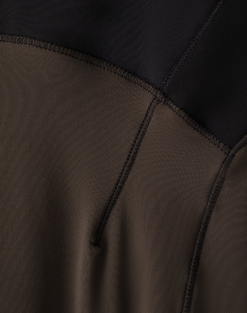Pantalón fitted fit tiro alto chocolate