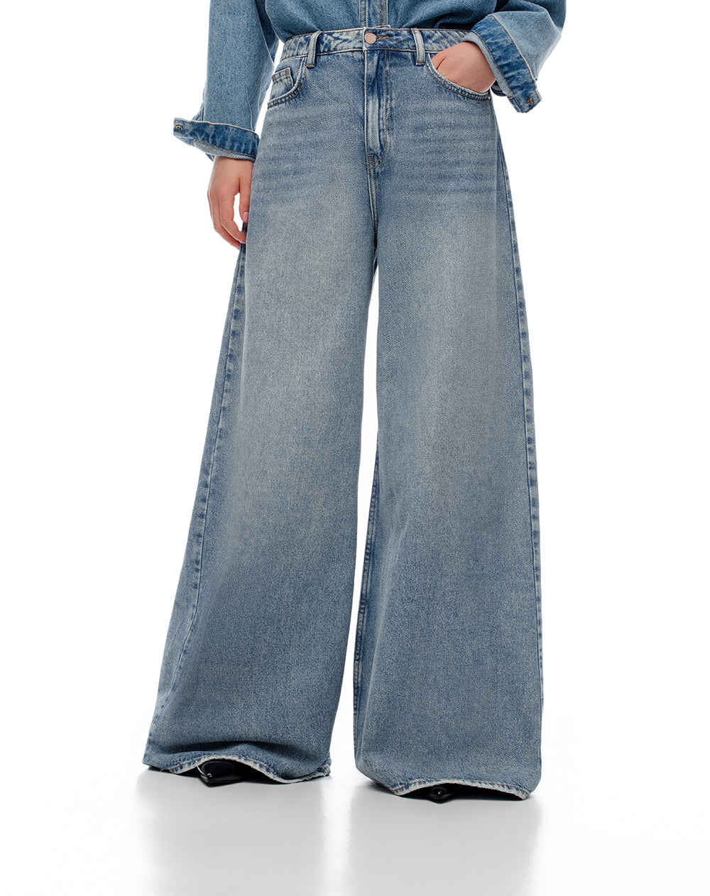 Jean loose fit tiro alto indigo claro