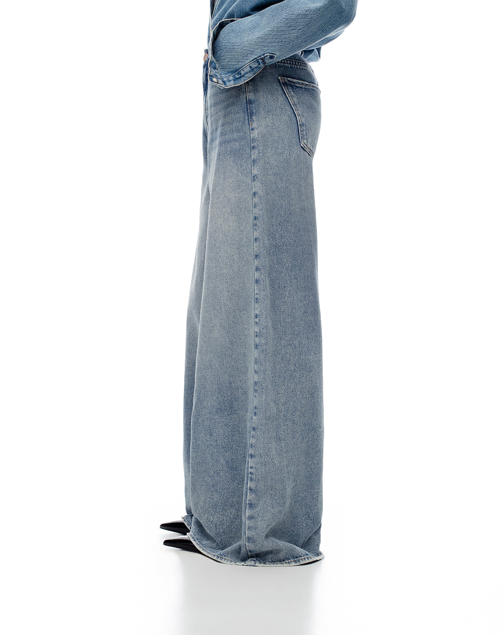 Jean loose fit tiro alto indigo claro