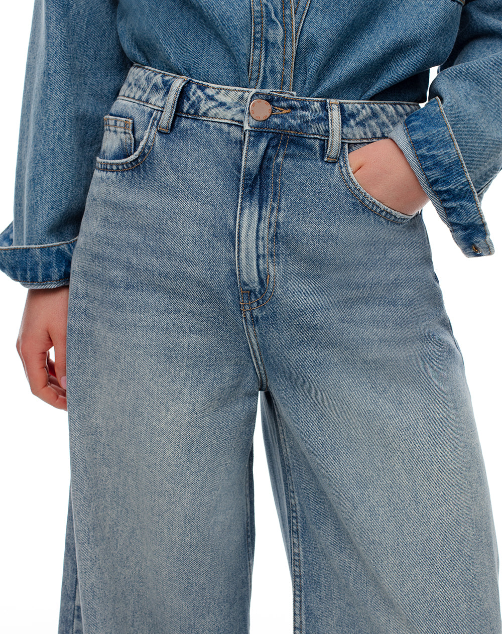 Jean loose fit tiro alto indigo claro