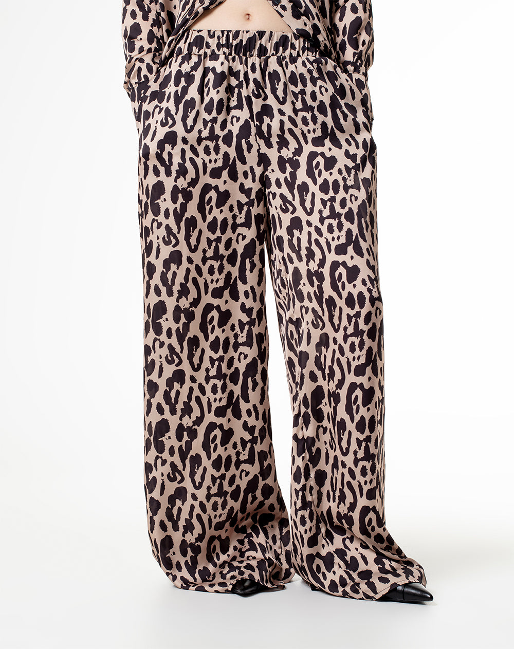 Pantalón loose fit tiro alto negro leopardo