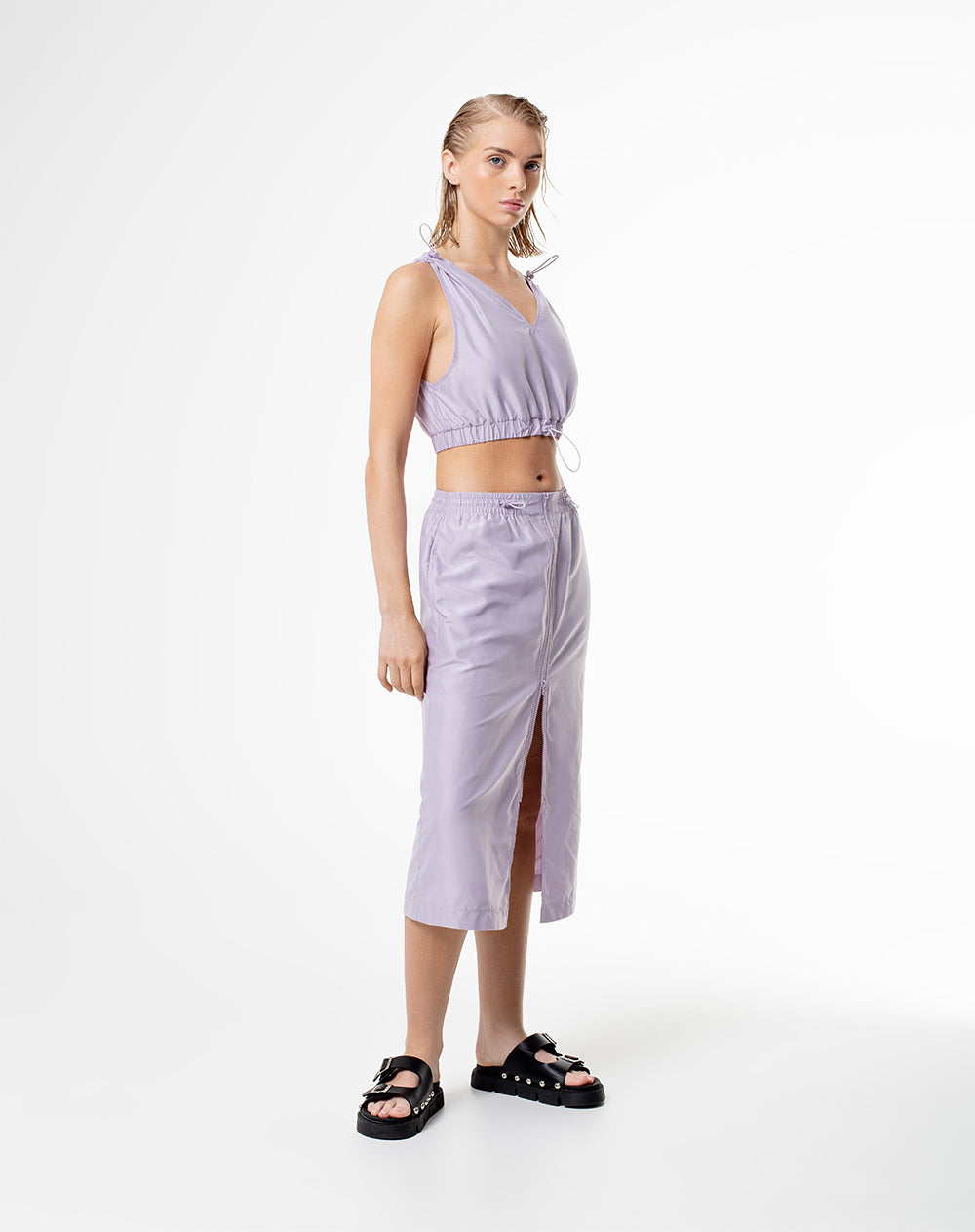 Camiseta cropped fit lila