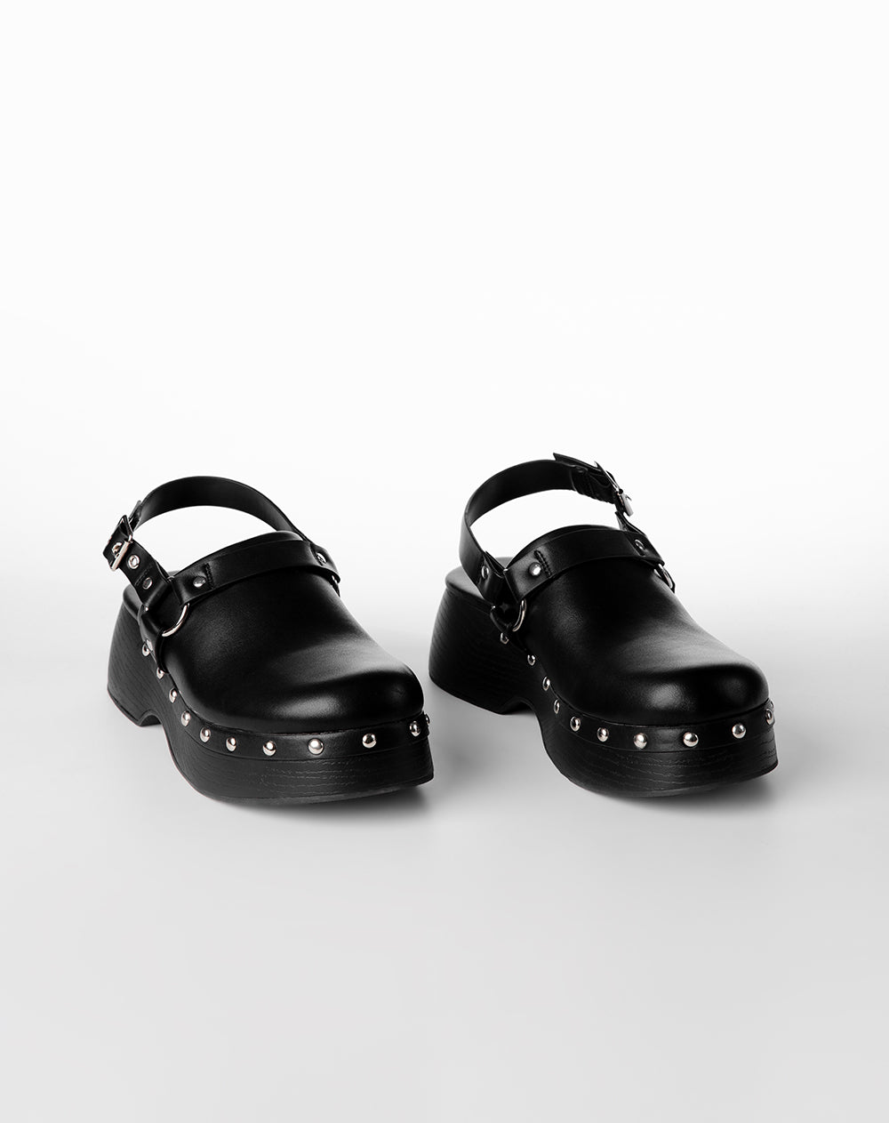 Zuecos tipo mule con plataforma negro mujer