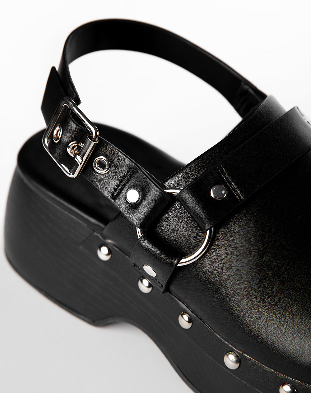 Zuecos tipo mule con plataforma negro mujer