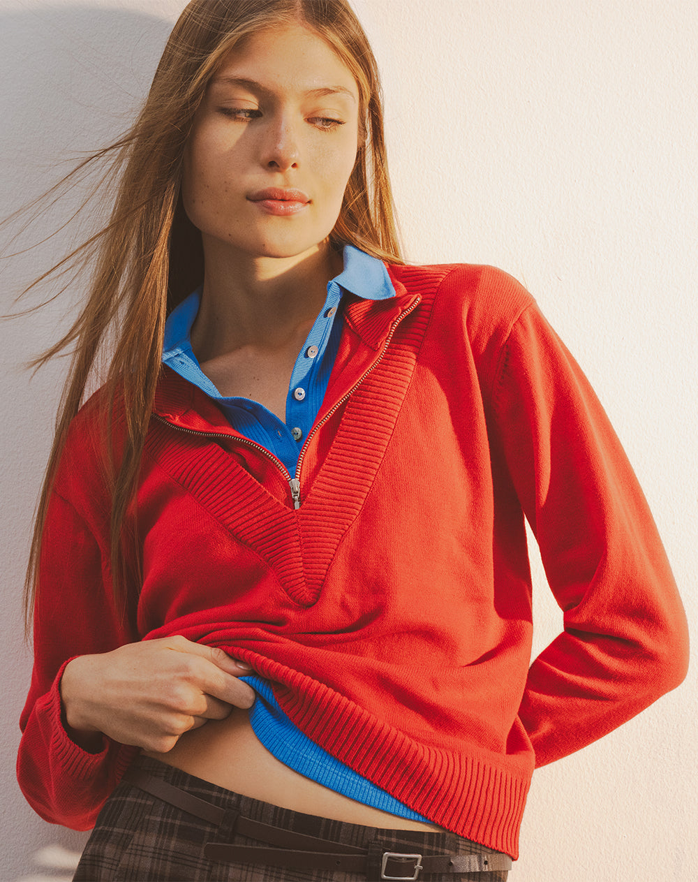 Buzo tejido regular cuello alto cierre rojo mujer