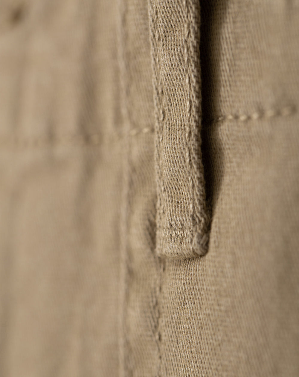 Pantalón regular fit tiro medio caqui