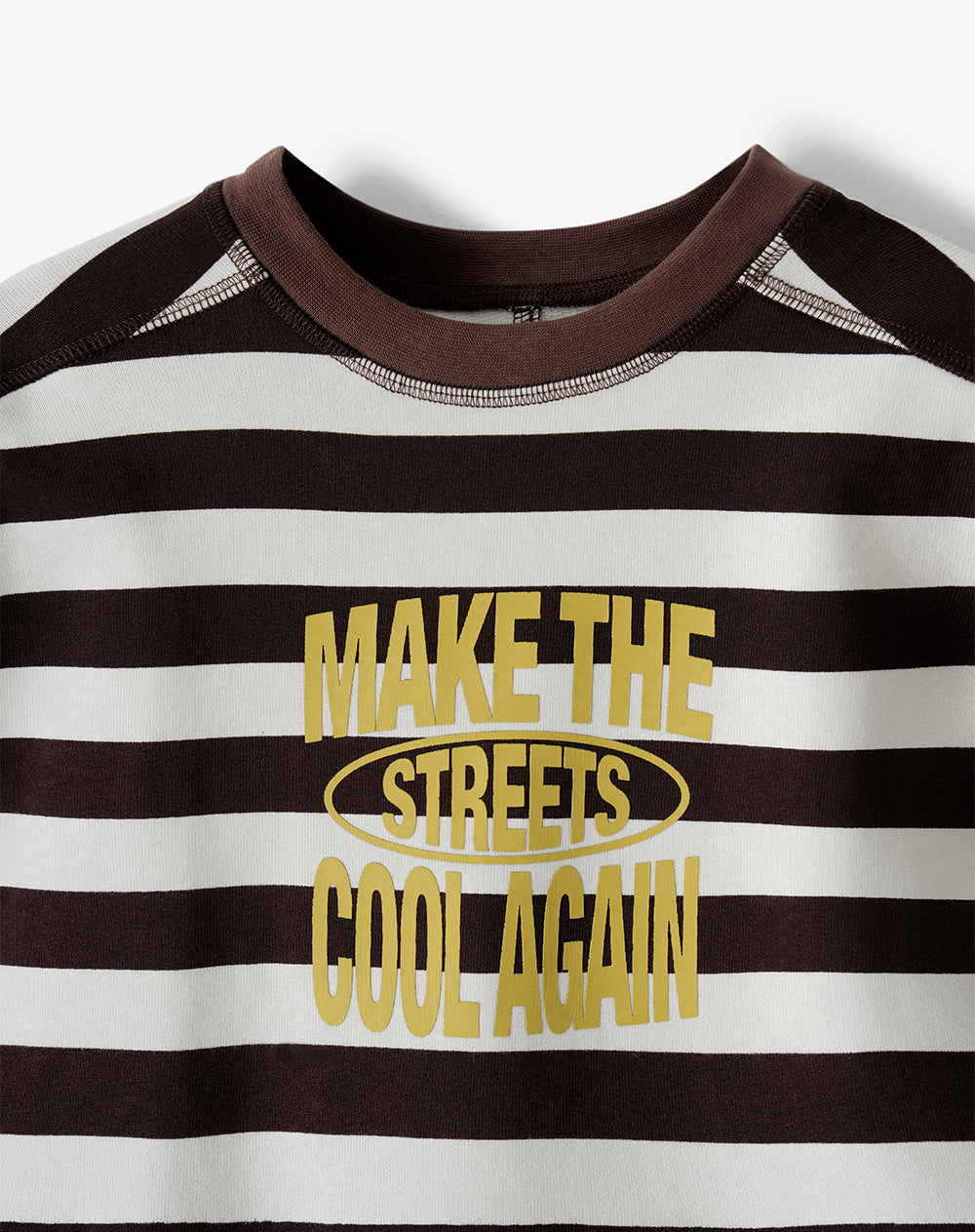 Camiseta regular manga corta café rayas niño
