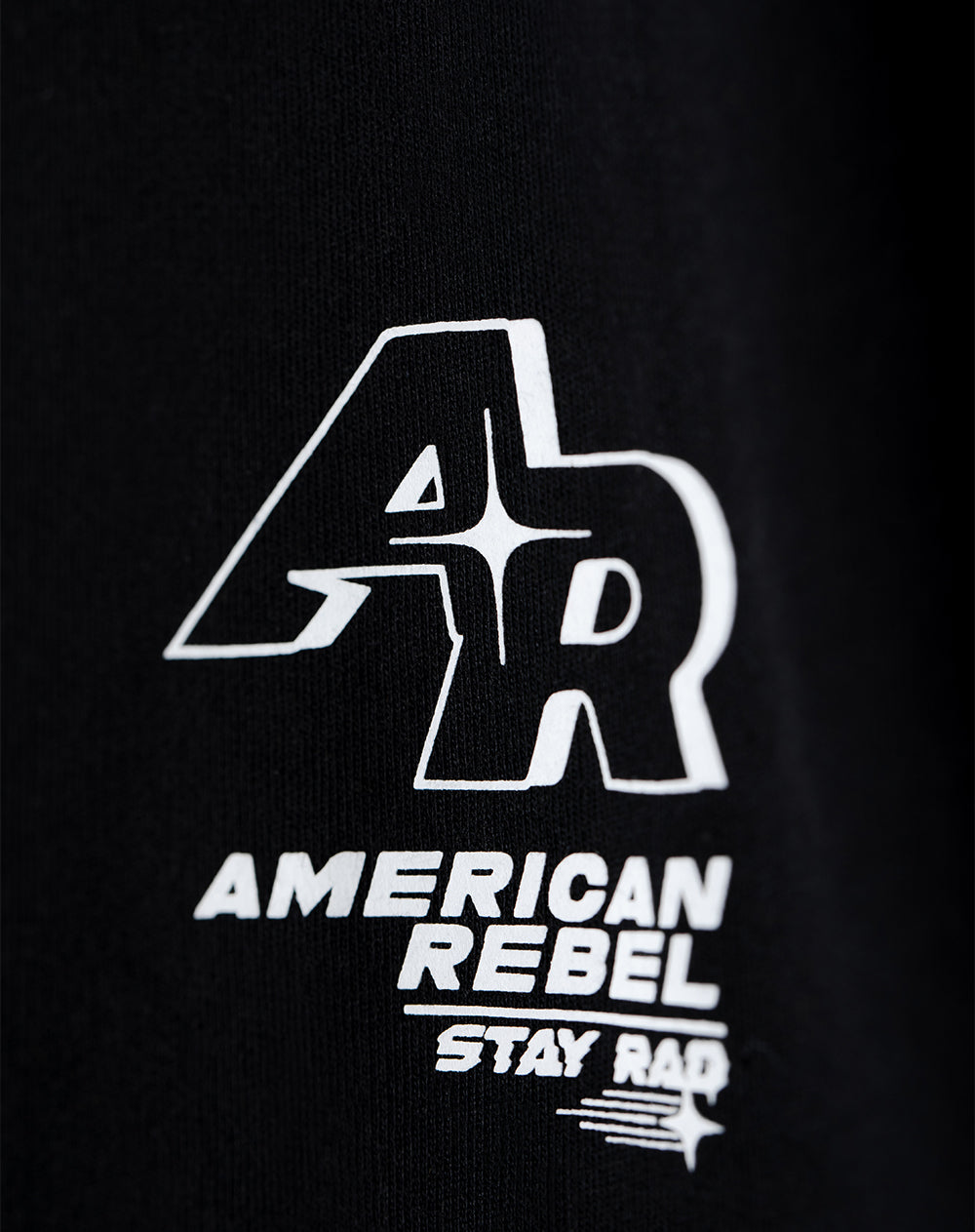 Camiseta regular fit manga corta negra