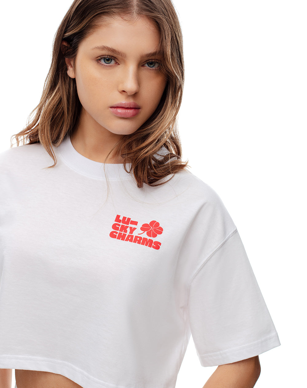 Camiseta crop regular algodón blanca estampada mujer