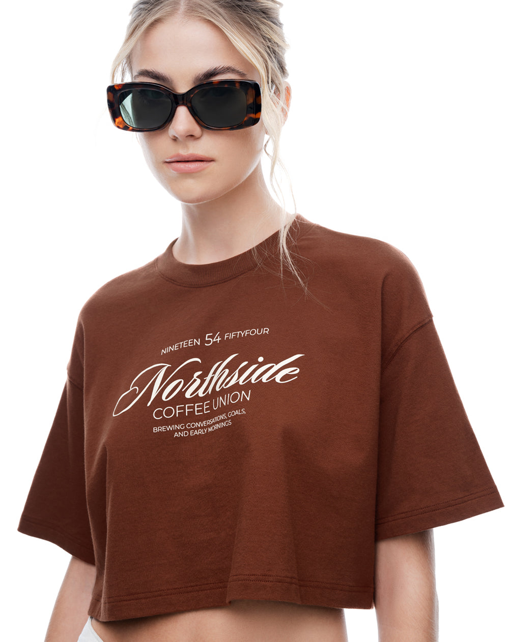 Camiseta crop regular algodón café estampada mujer