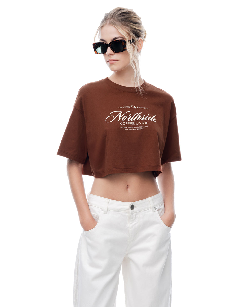 Camiseta crop regular algodón café estampada mujer
