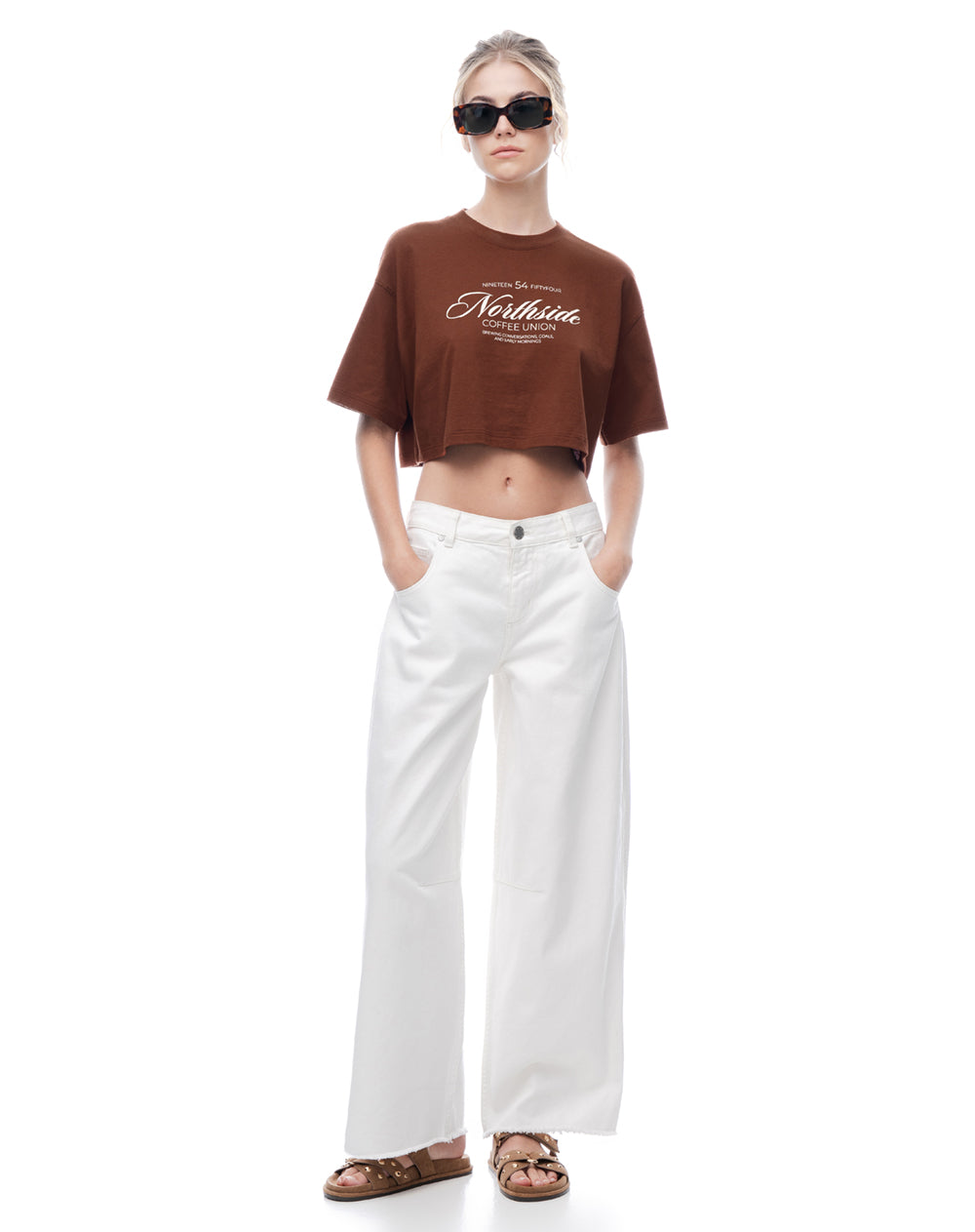 Camiseta crop regular algodón café estampada mujer