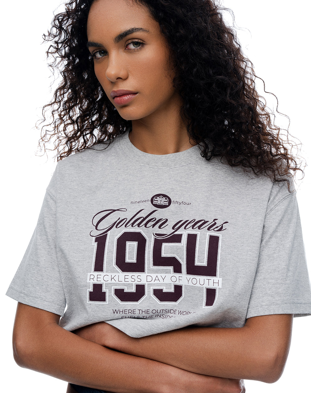 Camiseta crop regular algodón gris estampada mujer