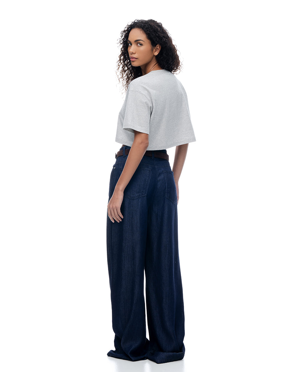 Camiseta crop regular algodón gris estampada mujer