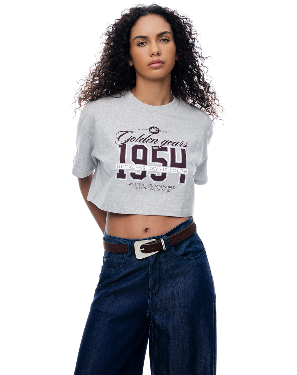 Camiseta crop regular algodón gris estampada mujer